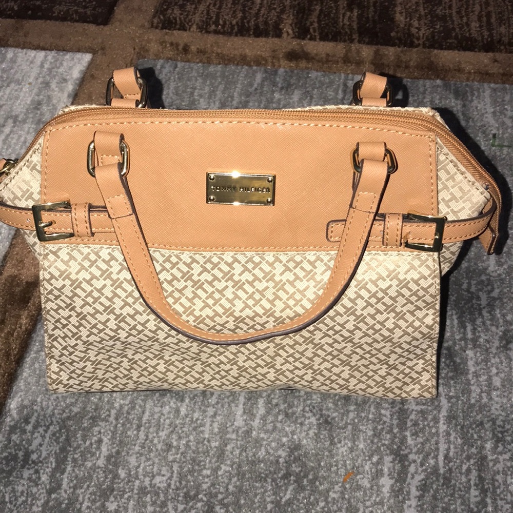 Tommy Hilfiger tan purse